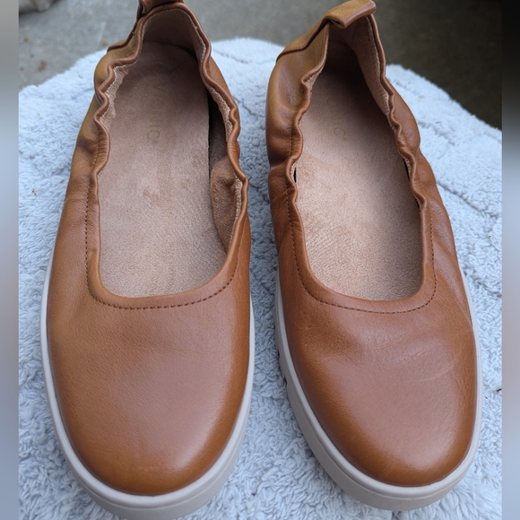 Women's Vionic Uptown Ballet Tan Leather Slip On Shoes Size 9 - Picture 1 of 4